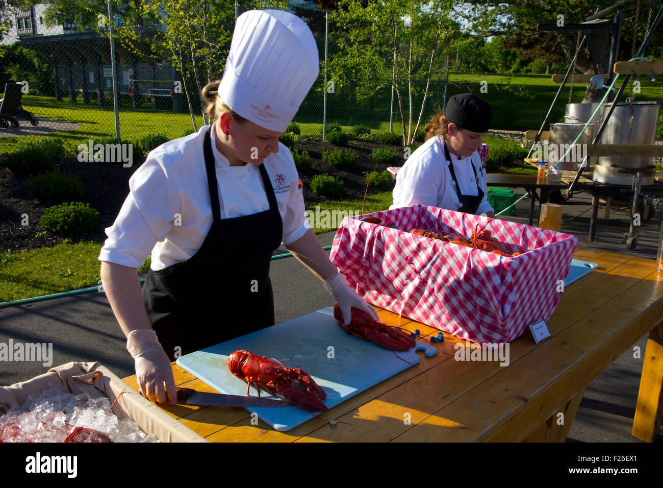 Le personnel de l'hôtel Algonquin pour préparer un dîner de homard en plein air, Saint Andrews, Nouveau-Brunswick, Canada. Banque D'Images