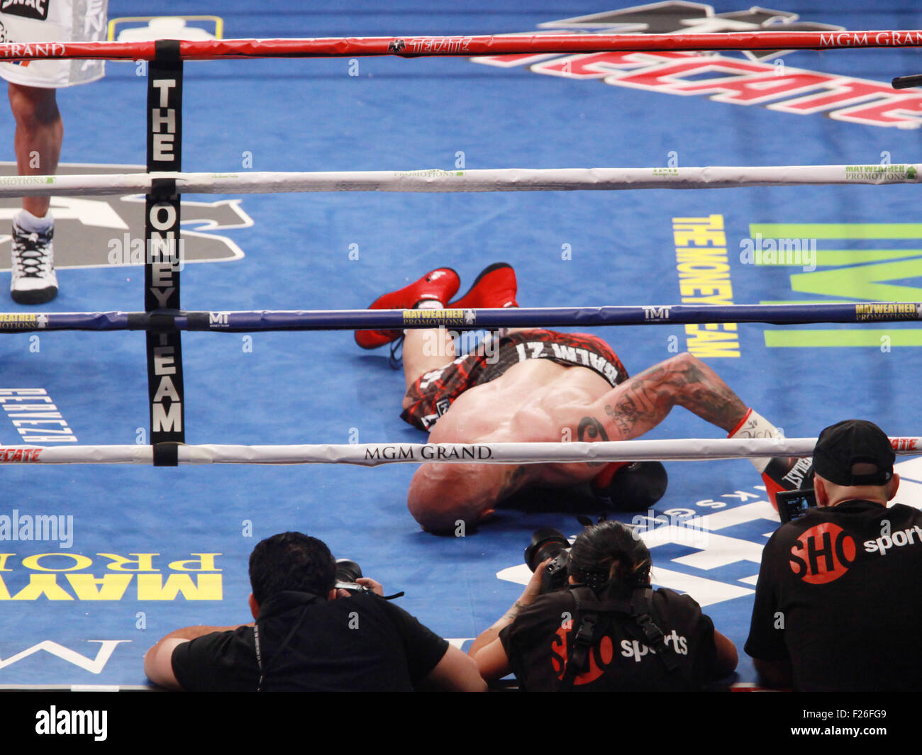 Las Vegas, Nevada, USA. 12 Sep, 2015. Les ailettes Boxer Martirosyan (troncs blancs) et Ishe Smith s'engager les uns les autres au cours de leur super welter Poids lutte dans le cadre de la carte sous de High Stakes le 12 septembre 2015 au MGM Grand Arena de Las Vegas, Nevada. © Marcel Thomas/ZUMA/Alamy Fil Live News Banque D'Images