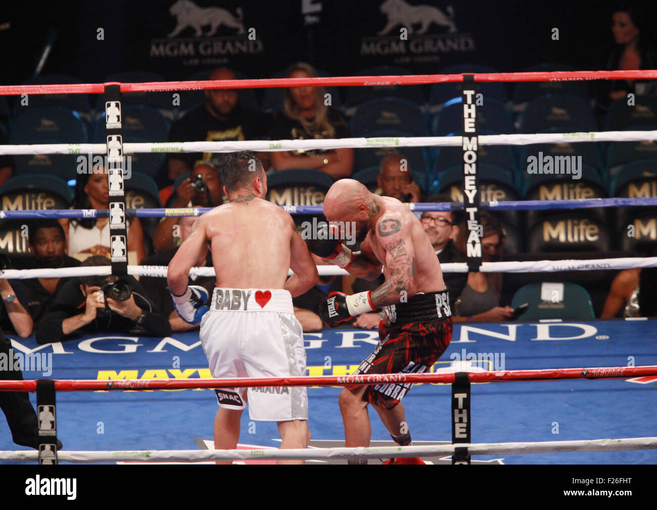 Las Vegas, Nevada, USA. 12 Sep, 2015. Les ailettes Boxer Martirosyan (troncs blancs) et Ishe Smith s'engager les uns les autres au cours de leur super welter Poids lutte dans le cadre de la carte sous de High Stakes le 12 septembre 2015 au MGM Grand Arena de Las Vegas, Nevada. © Marcel Thomas/ZUMA/Alamy Fil Live News Banque D'Images