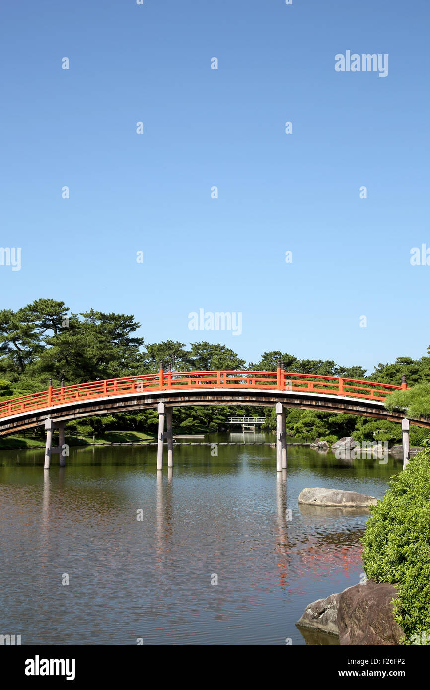 Vue sur jardin japonais avec pont en bois rouge Banque D'Images