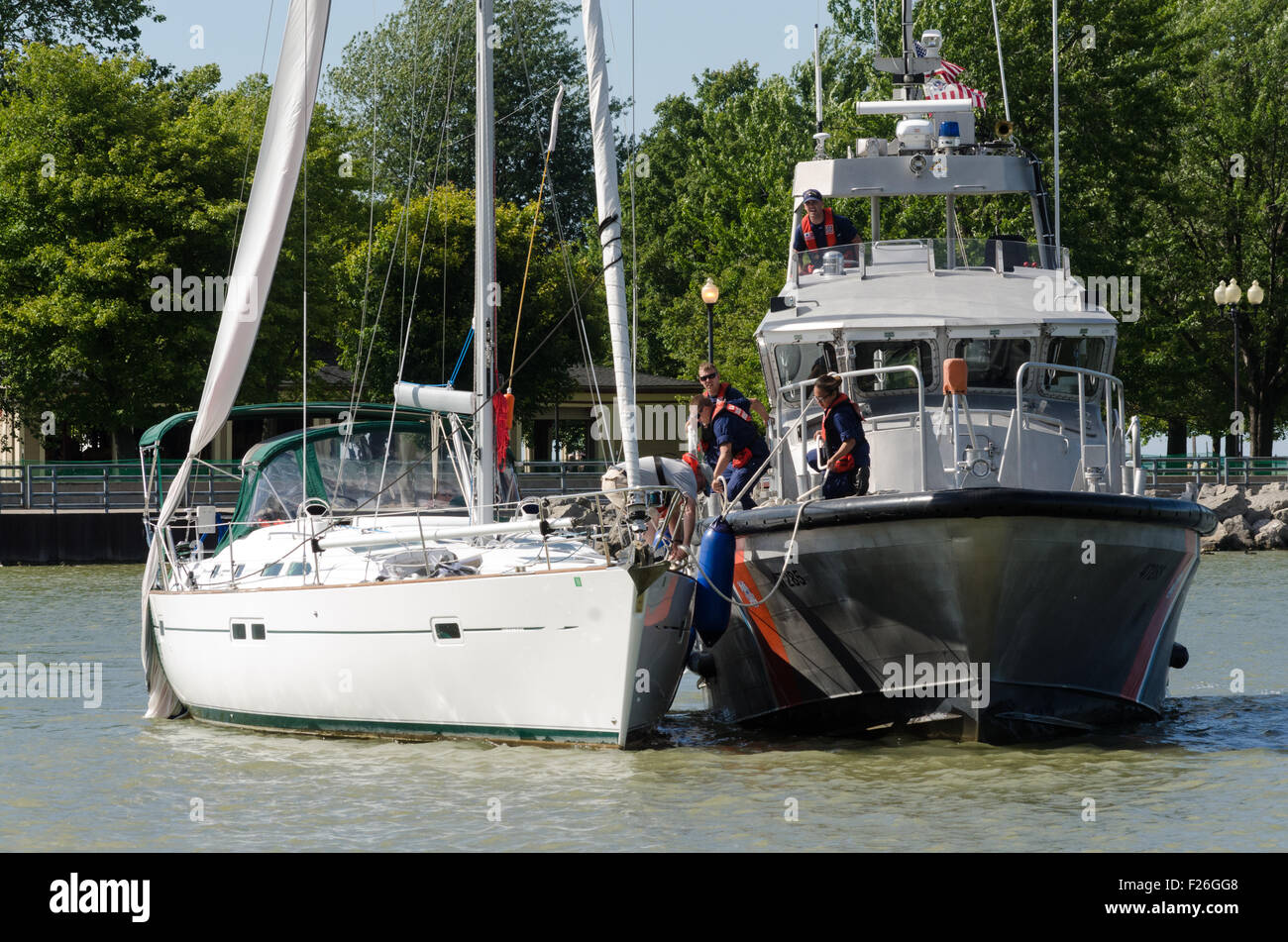 Il s'assure de la garde côtière des coussins de protection ne risque pas d'endommager l'un ou l'autre bateau. Banque D'Images