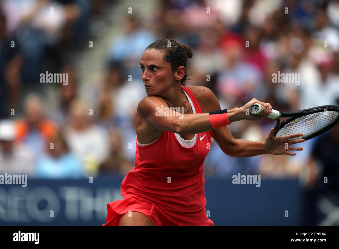 New York, USA. 12 Sep, 2015. Roberta Vinci de l'Italie renvoie un compatriote Flavia Penetta à revers pendant la finale des femmes de l'US Open à Flushing Meadows, New York dans l'après-midi du 12 septembre 2015. Pennetta a remporté le match 7-6 (7-4), 6-2 Crédit : Adam Stoltman/Alamy Live News Banque D'Images