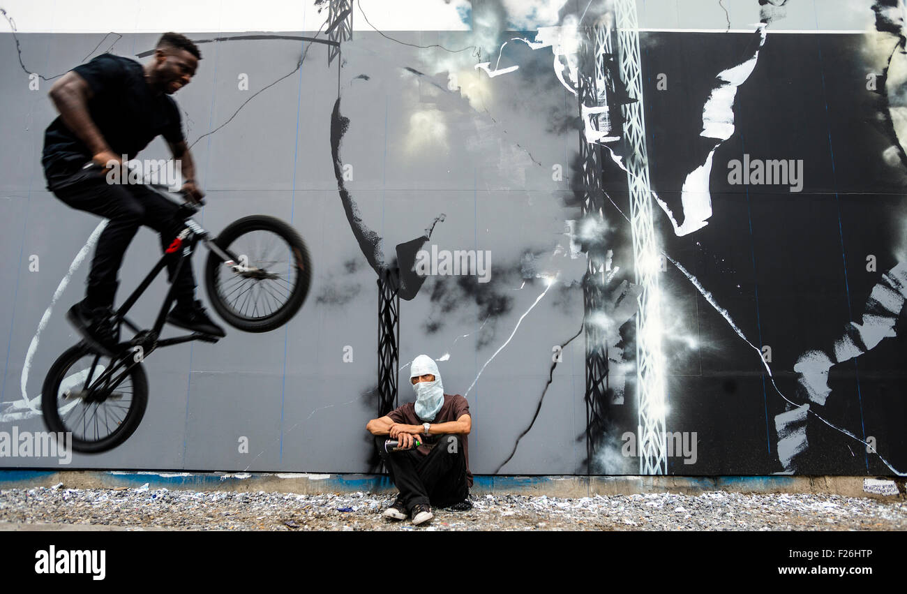 New York, NY 12 Septembre 2015 - Pro BMXer Nigel Sylvester bondit sur des artistes de graffiti Futura (aka Lenny McGurr, Futura 2000) au cours d'une séance de photo à la fresque Bowery ©Stacy Walsh Rosenstock/Alamy Banque D'Images