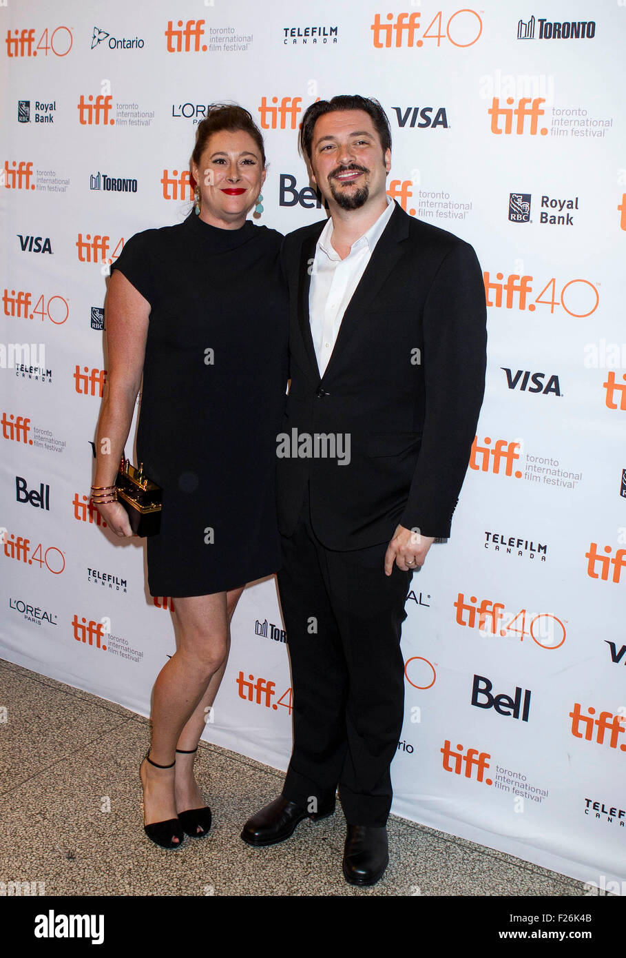 Toronto, Canada. 12 Sep, 2015. Réalisateur James Vanderbilt (R) et sa femme posent pour des photos avant la première mondiale du film "vérité" au Winter Garden Theatre lors de la 40e Festival International du Film de Toronto à Toronto, Canada, le 12 septembre 2015. © Zou Zheng/Xinhua/Alamy Live News Banque D'Images