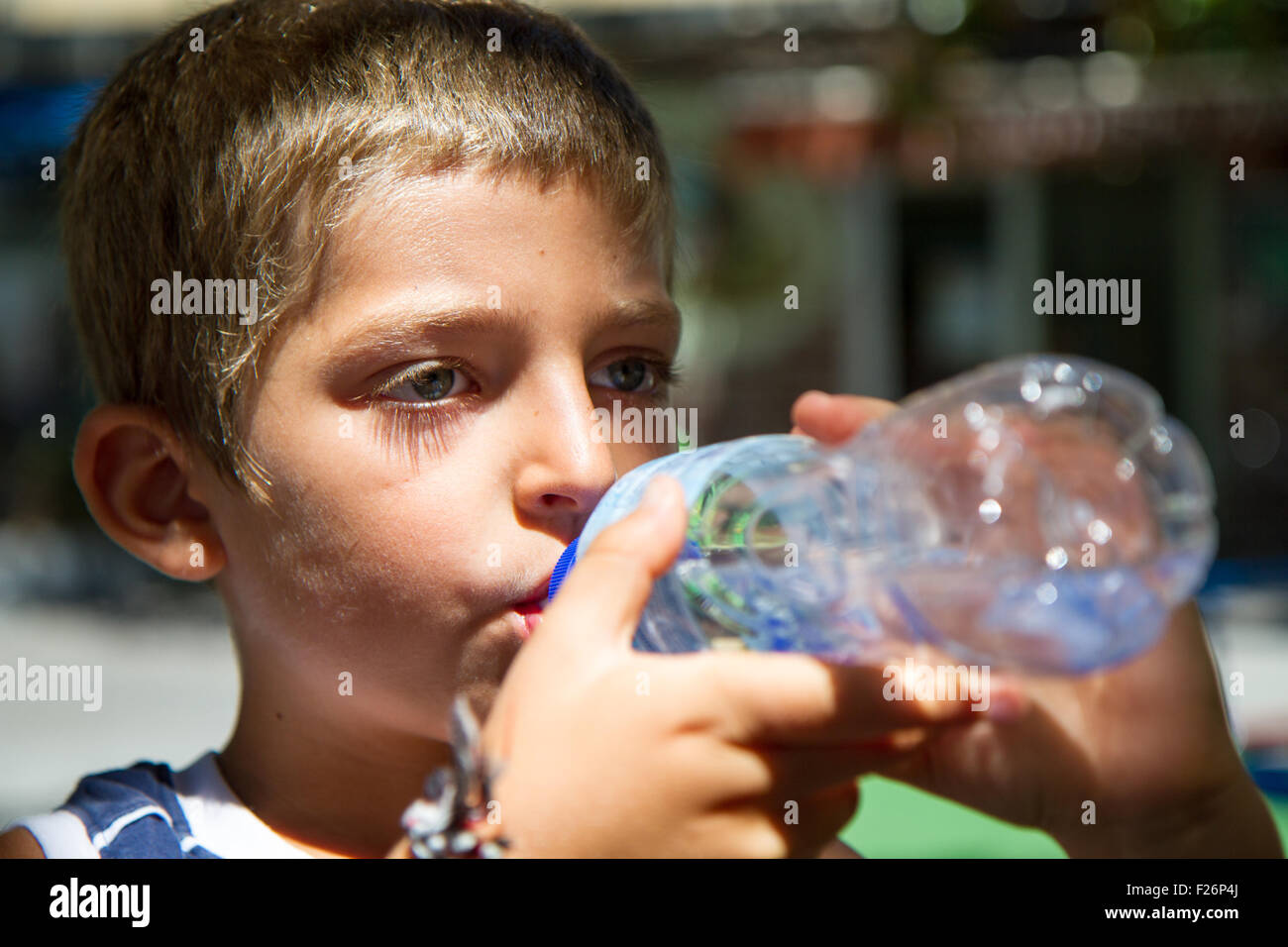 Portrait d'enfant d'une bouteille d'eau potable Banque D'Images
