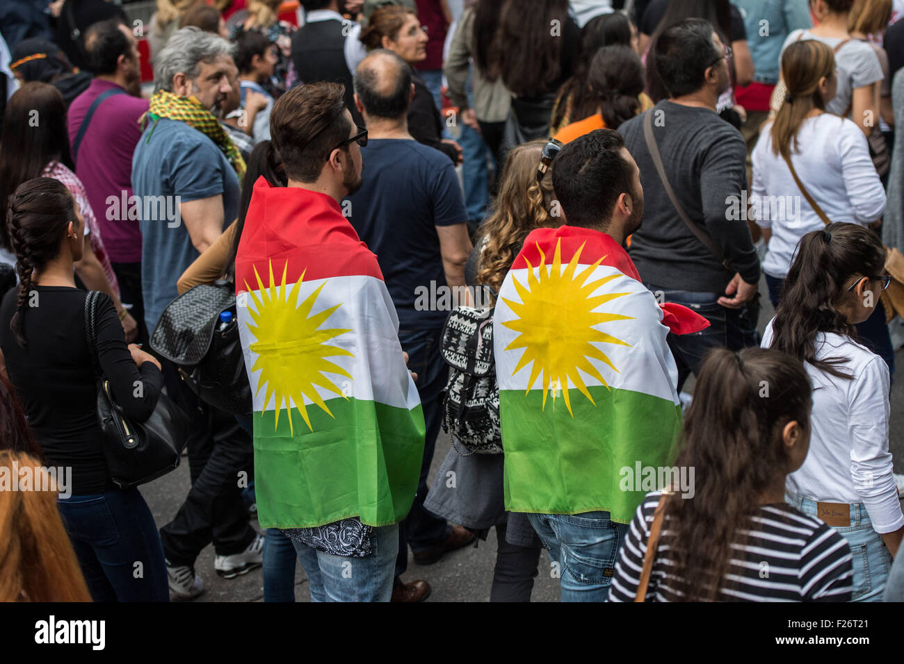 Stuttgart, Allemagne. 12 Sep, 2015. Les participants d'un rassemblement contre la politique du gouvernement turc, avec certaines portant le drapeau kurde sur leurs épaules, marche dans les rues de Stuttgart, Allemagne, 12 septembre 2015. Quelque 2 000 Kurdes et Turcs critiques du gouvernement sont descendus dans la rue pour protester contre l'escalade des tensions dans leur pays après la Turquie a procédé à une vague d'attaques aériennes contre des travailleurs du Kurdistan (PKK) dans le nord de l'Iraq. Photo : Wolfram Kastl/dpa/Alamy Live News Banque D'Images