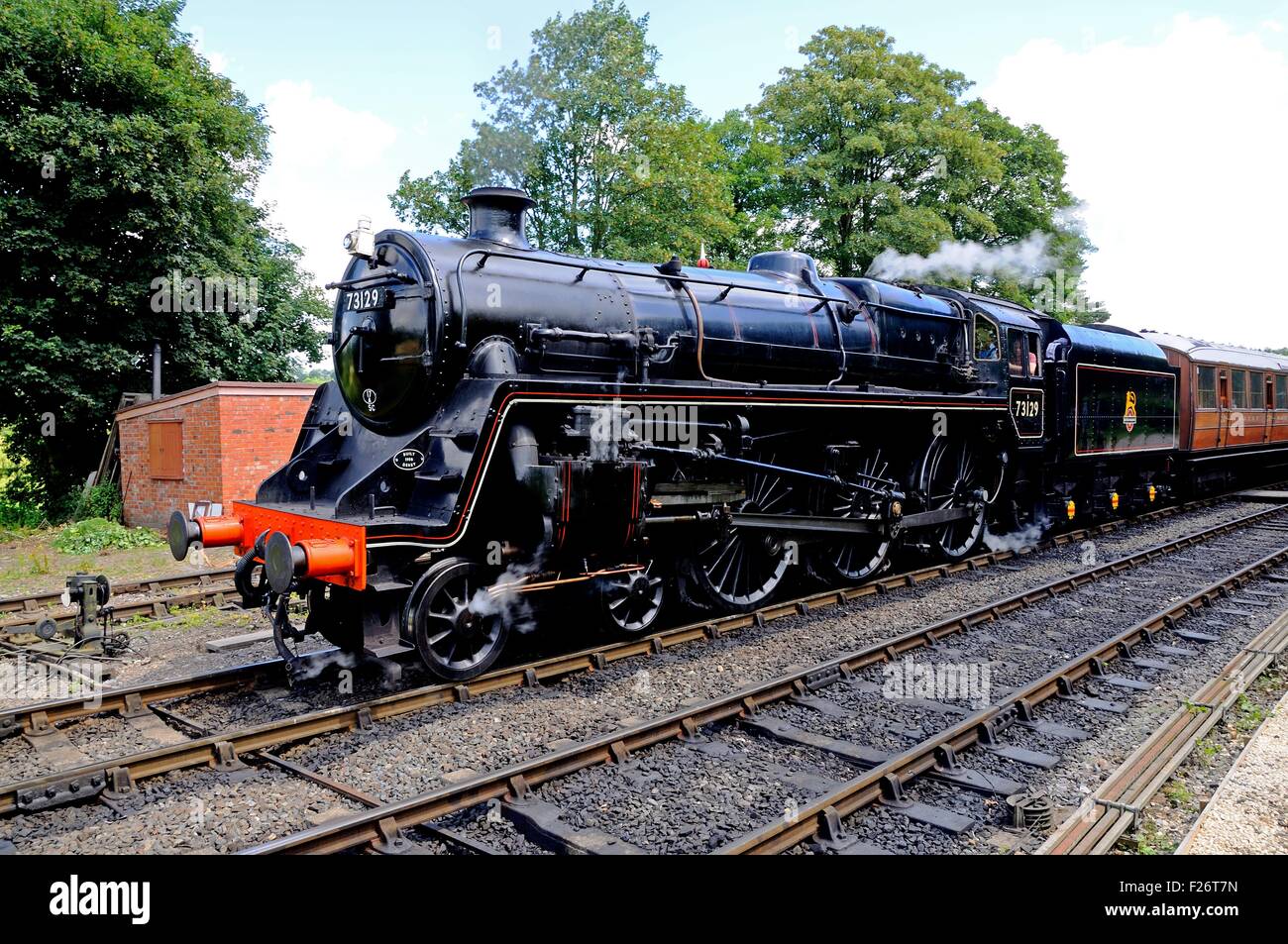 British Rail Locomotive à vapeur 4-6-0 standard de classe 5 nombre 73129 British Rail en laissant noir la gare, Arley. Banque D'Images