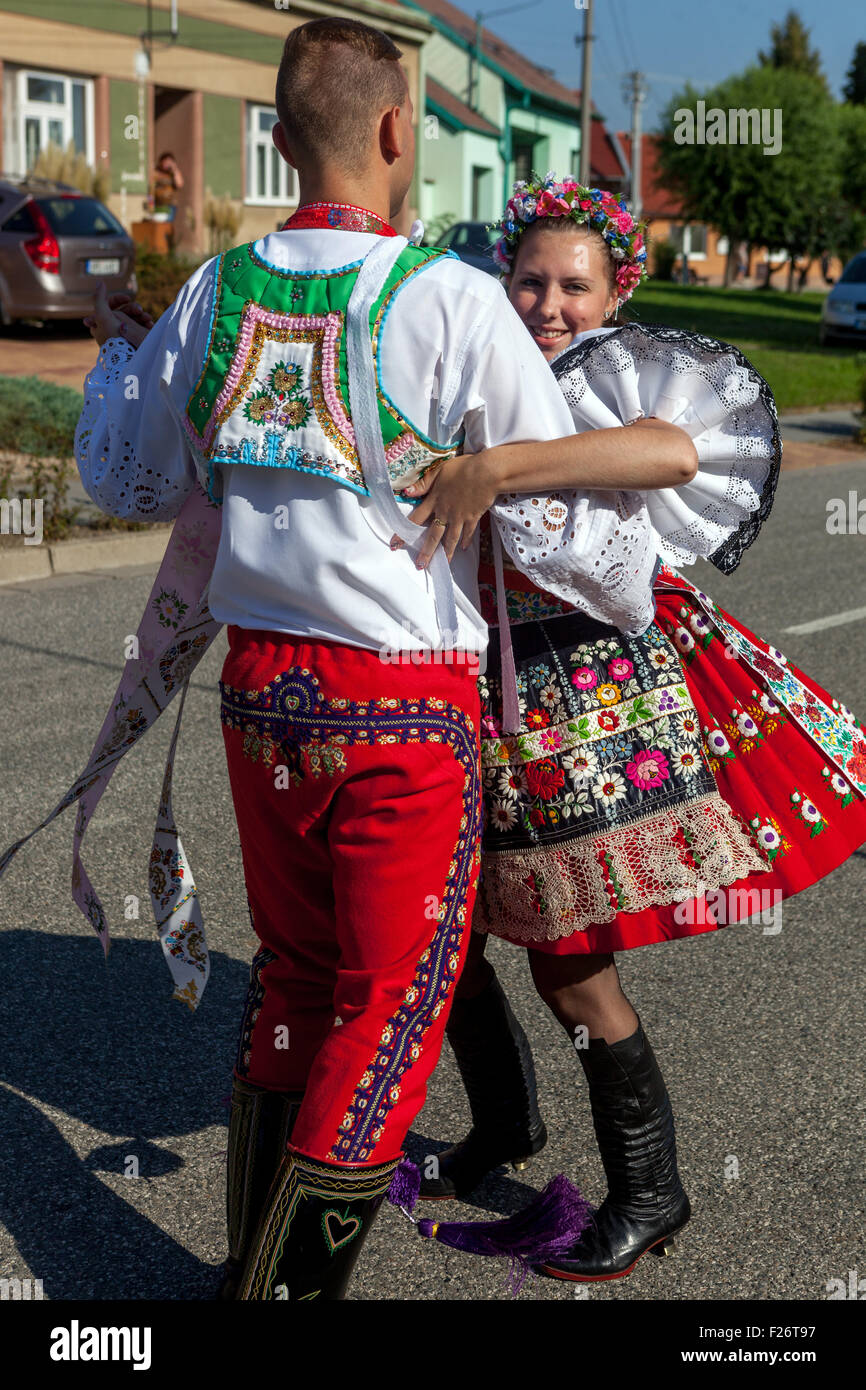 Danseurs folkloriques tchèques, Dolni Dunajovice, Moravie du Sud costume de la République tchèque Banque D'Images