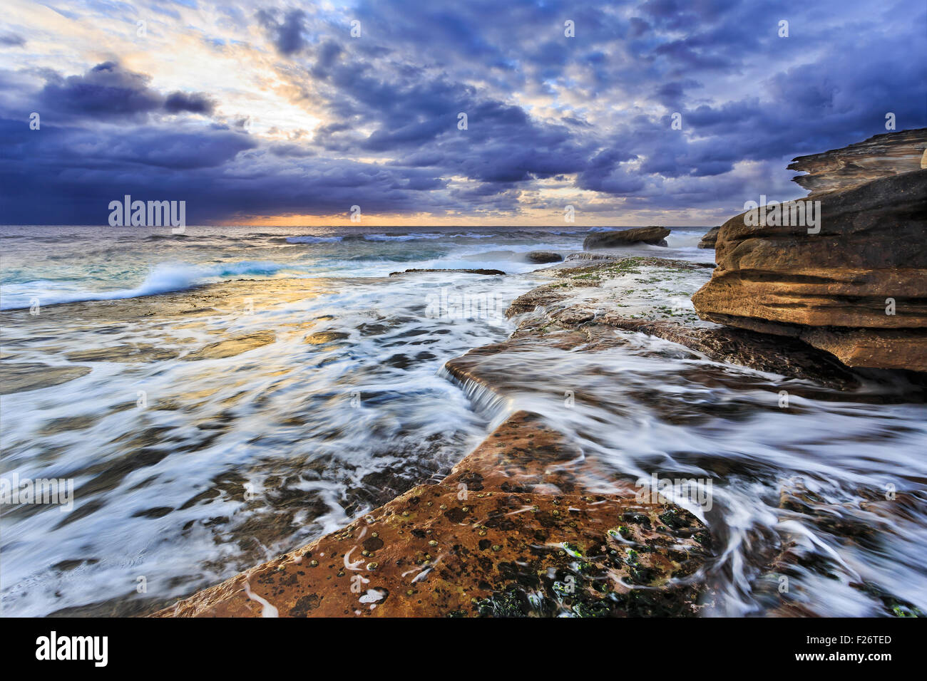 Côte du Pacifique pittoresque au lever du soleil près de Maroubra beach à Sydney Banque D'Images