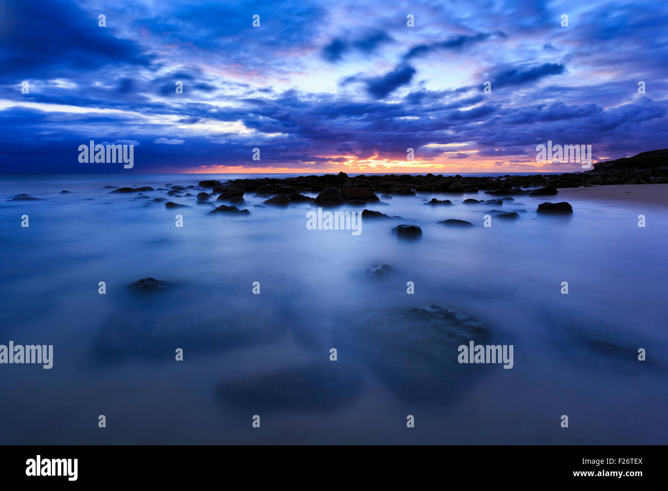 Scenic blue hour sunrise at South Maroubra beach à Sydney Banque D'Images