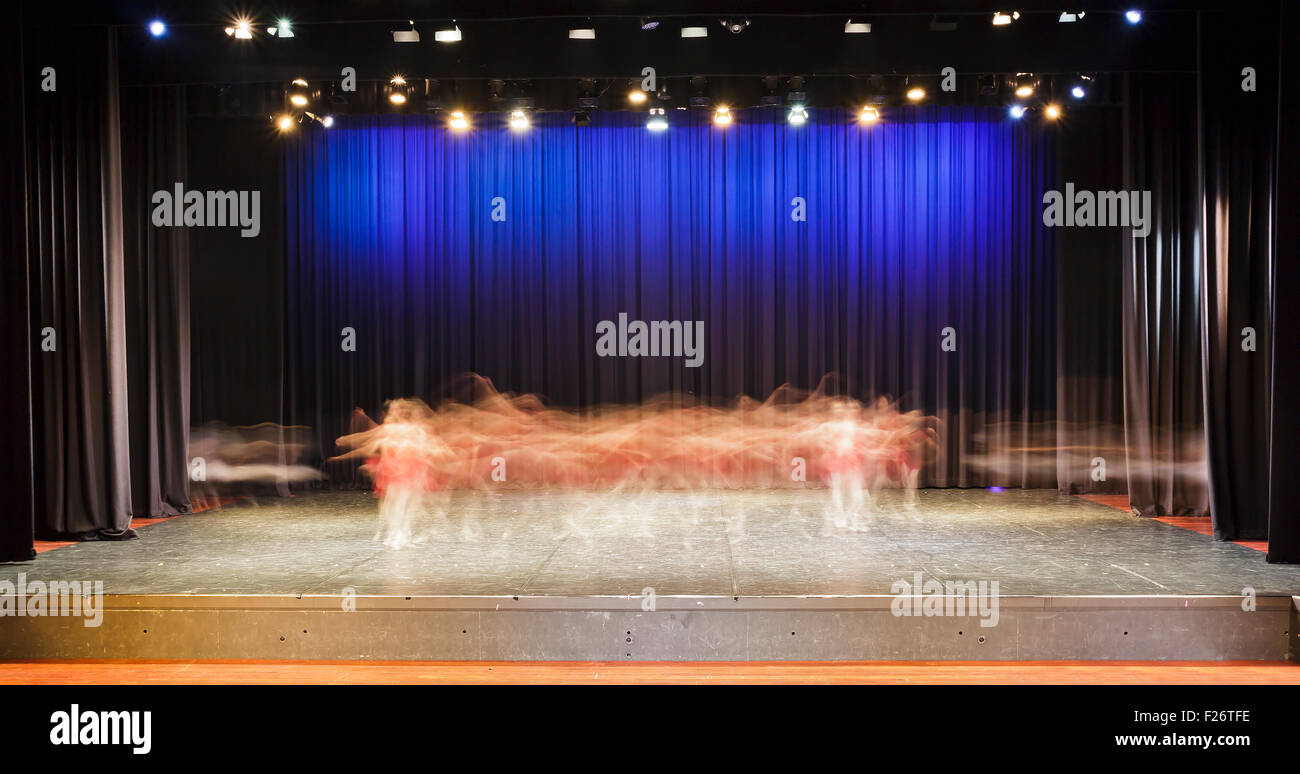Sur scène habillés dans un ballet theatre blurred motion les mouvements des danseurs dans le cadre de stage lights Banque D'Images