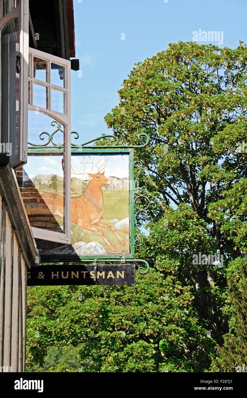 The Stag and Huntsman enseigne de pub sur le côté du bâtiment, Hambledon, Oxfordshire, Angleterre, Royaume-Uni, Europe de l'Ouest. Banque D'Images