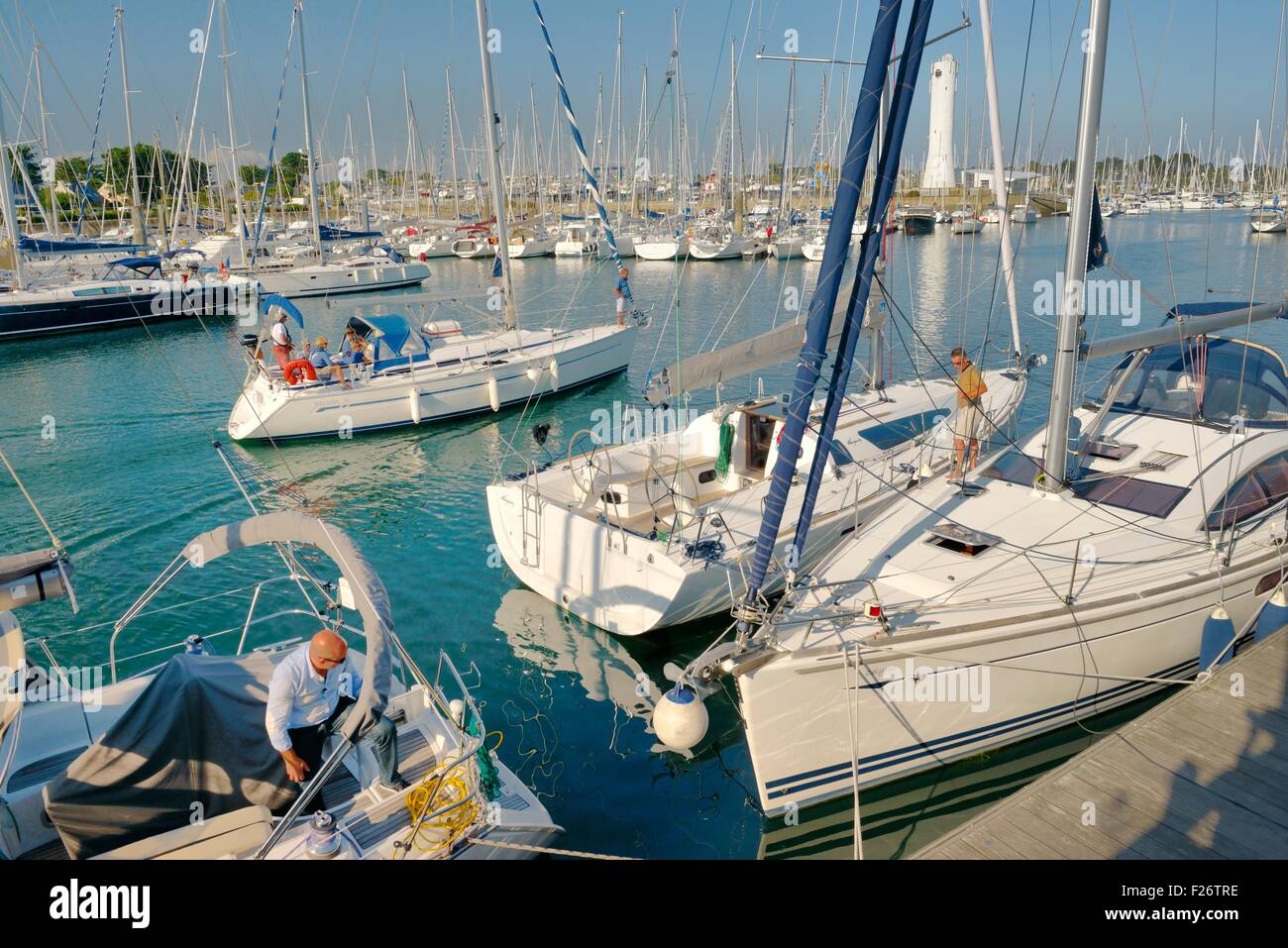 Yachts de plaisance à Port du Crouesty marina dans la baie de Quiberon, Bretagne, France. En regardant vers le phare Banque D'Images