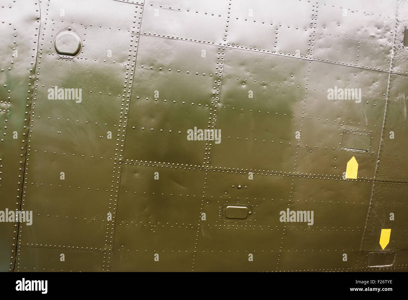 Résumé vert militaire metal texture de fond avec coutures et rivets. Banque D'Images