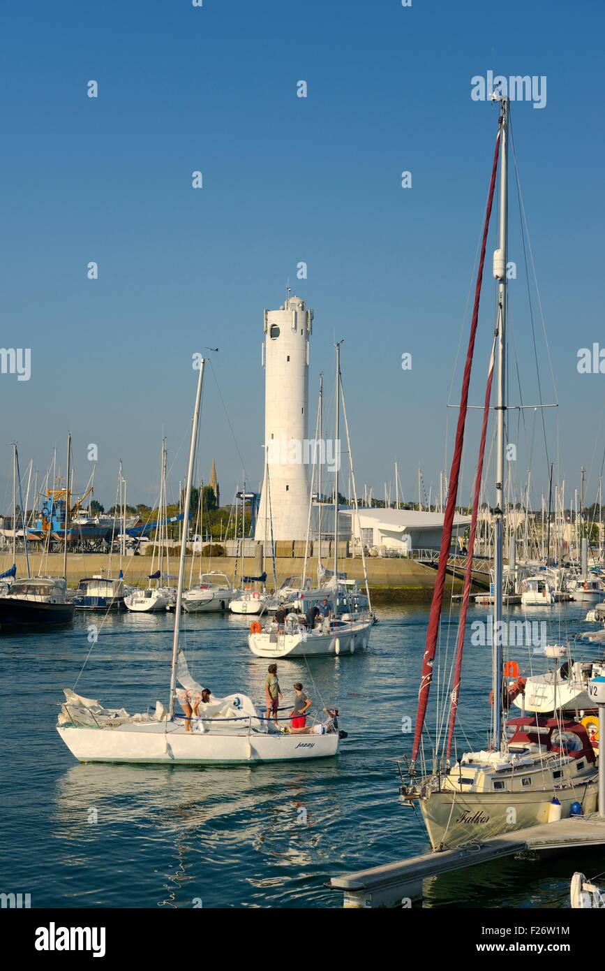 Yachts de plaisance à Port du Crouesty marina dans la baie de Quiberon, Bretagne, France. En regardant vers le phare Banque D'Images