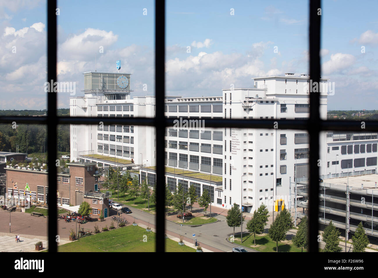 L'histoire de l'ancienne usine de production avec Philips 'Strijp-S' vu d'une fenêtre, également un ancien bâtiment Philips. Banque D'Images