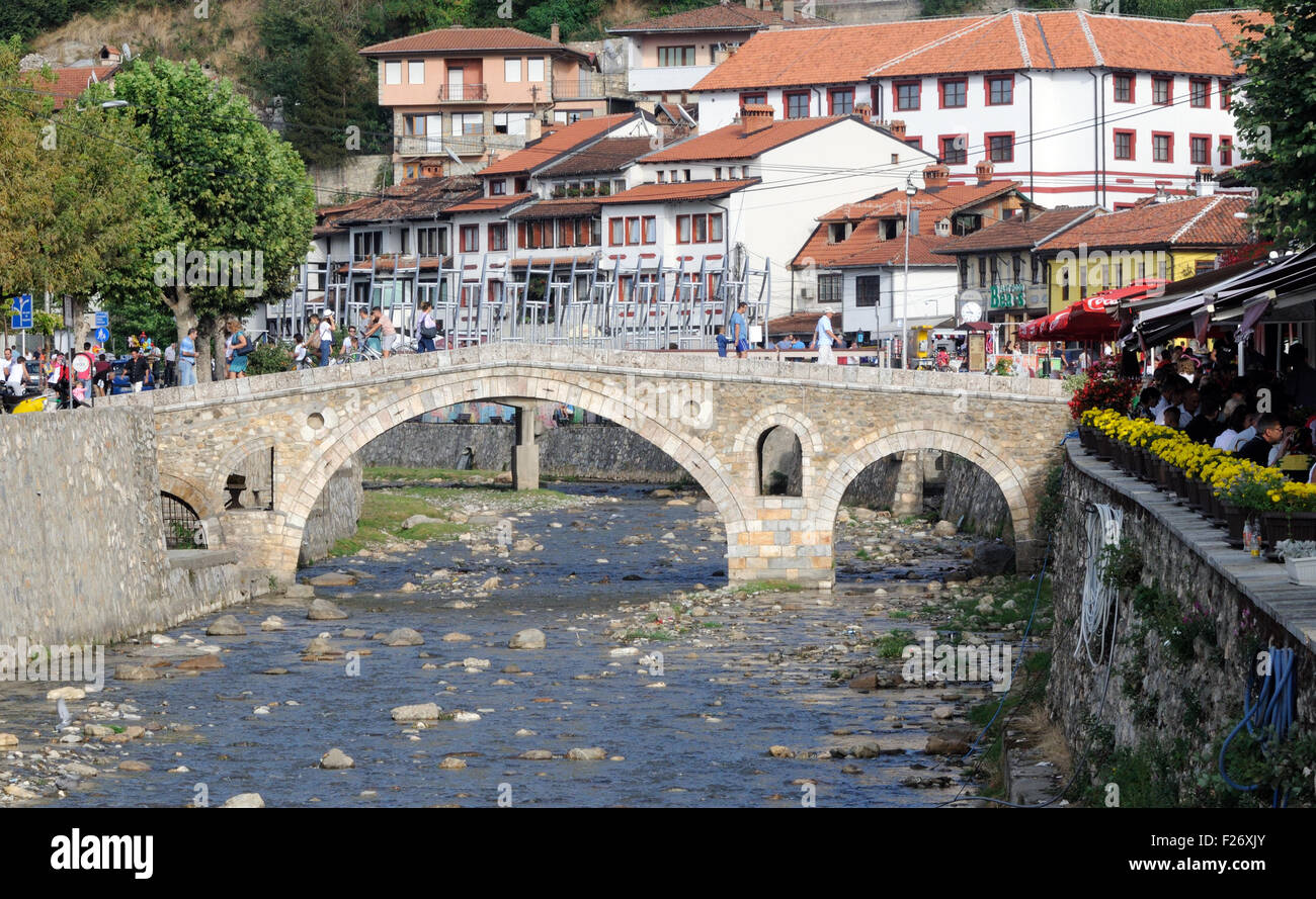Pont de pierre sur la rivière Bistrica Prizren. Prizren, Kosovo. Banque D'Images