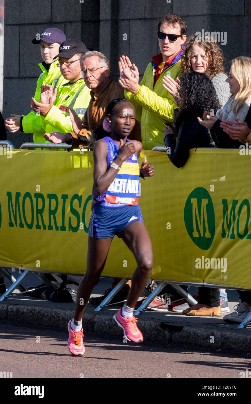 Newcastle, Royaume-Uni. 13 Septembre, 2015. Mary Keitany gagnante de la course participe à la Great North Run 2015 à Newcastle upon Tyne. Crédit : Thomas Jackson/Alamy Live News Banque D'Images