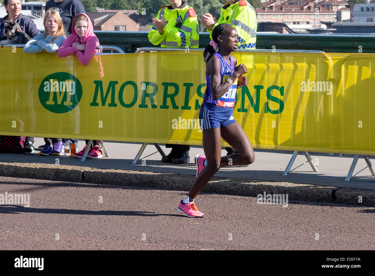 Newcastle, Royaume-Uni. 13 Septembre, 2015. Mary Keitany gagnante de la course participe à la Great North Run 2015 à Newcastle upon Tyne. Crédit : Thomas Jackson/Alamy Live News Banque D'Images