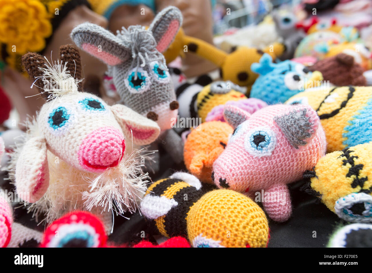 De nombreux jouets colorés tricotés à la main. Produits d'art fait main. Banque D'Images