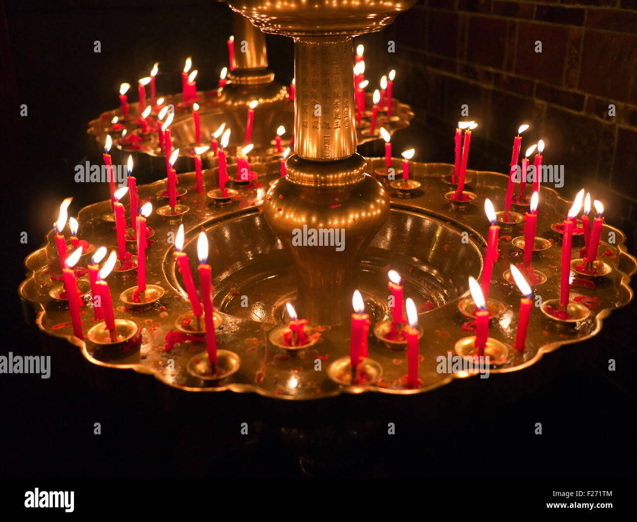 Groupe de brûler des bougies religieuses sur chandelier dans le temple bao an Banque D'Images