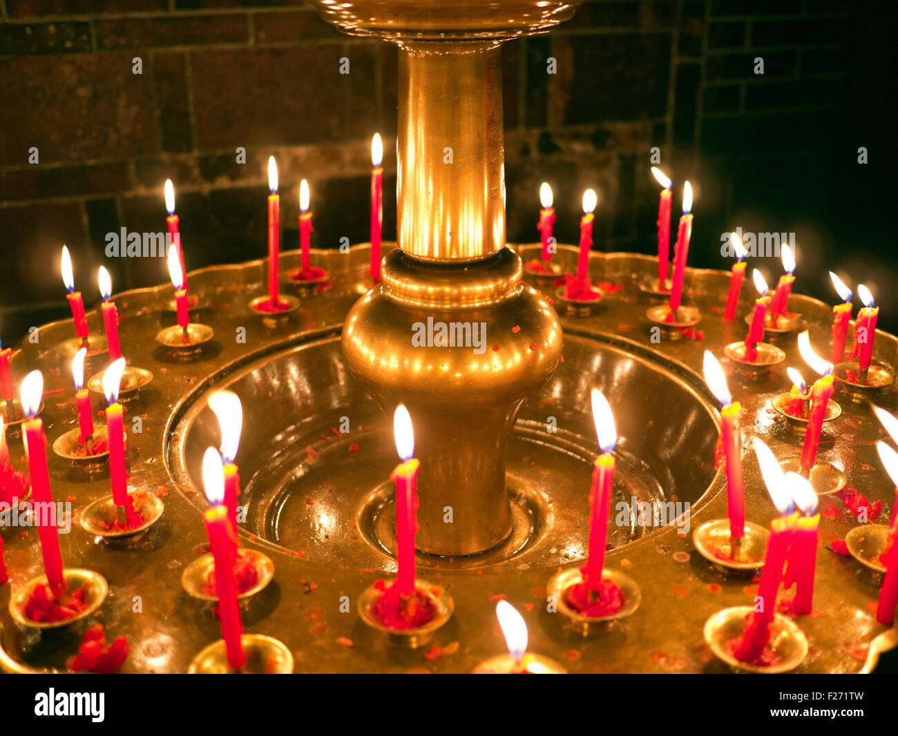 Groupe de brûler des bougies religieuses sur chandelier dans le temple bao an Banque D'Images