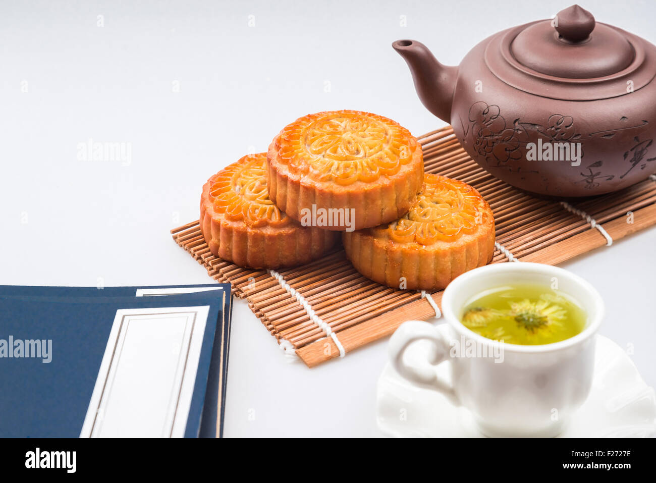 Mid-Autumn Festival de gâteau de lune sur planche de bois Banque D'Images