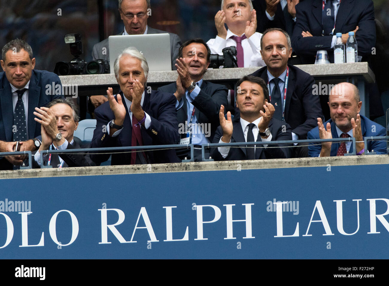 Le premier ministre Italien Matteo Renzi (troisième à partir de la gauche) montres Flavvia Pennetta (ITA) et Roberta Vinci (ITA) chez les femmes de la finale à l'US Open de Tennis 2015 Banque D'Images