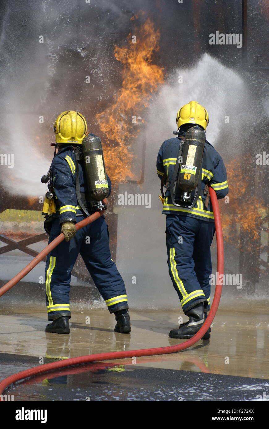 La lutte contre l'incendie des pompiers de carburant Banque D'Images