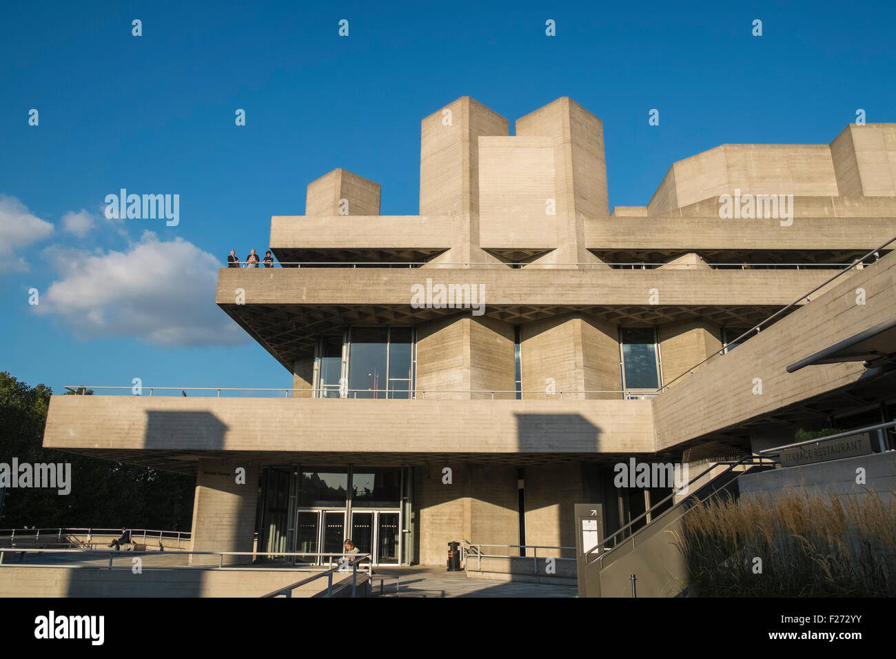 Exemple de l'Architecture brutaliste, Royal National Theatre, Southbank, Londres, Angleterre, Royaume-Uni. Banque D'Images