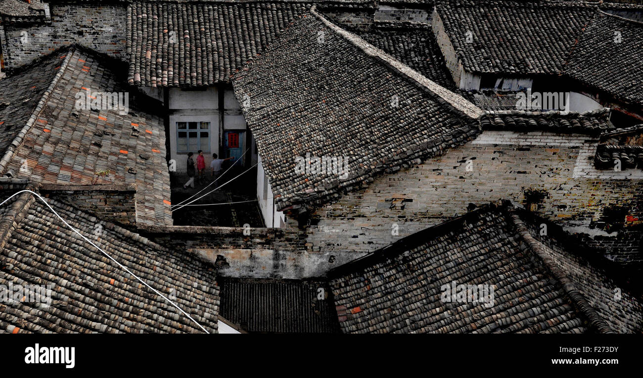 Hefei, Chine, Anhui Province. 13 Sep, 2015. Les touristes visitent Xiaotian canton de Shucheng County, la Chine de l'est la province de l'Anhui, le 13 septembre 2015. Les 700 mètres de long et 3 mètre de large rue ancienne de Xiaotian remonte à il y a plus de 300 ans, et sa saveur est bien gardé jusqu'à maintenant. © Tao Ming/Xinhua/Alamy Live News Banque D'Images