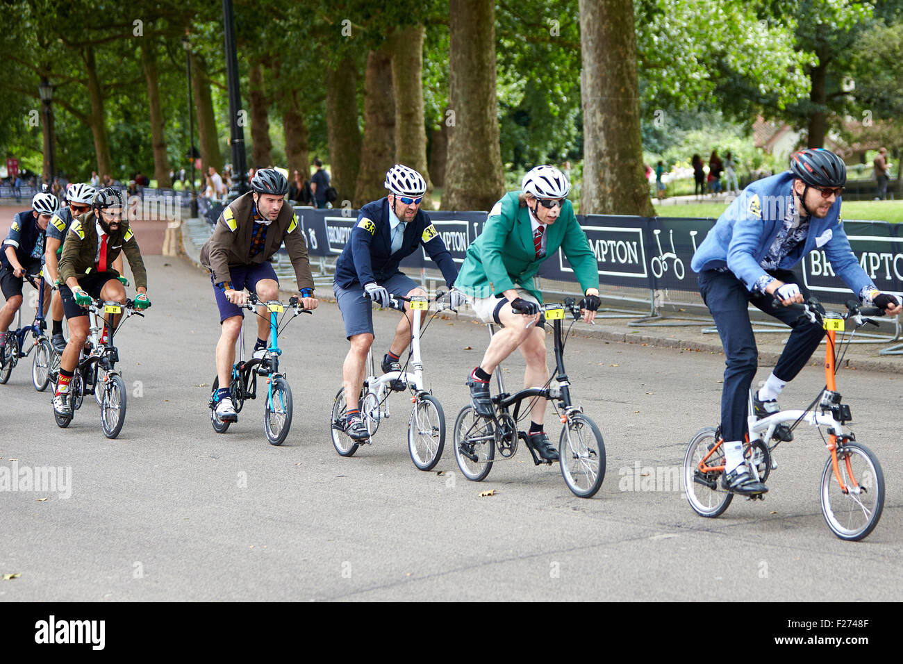 Les concurrents prennent part au 10e Championnat du Monde de Brompton bike race à St James' Park Banque D'Images