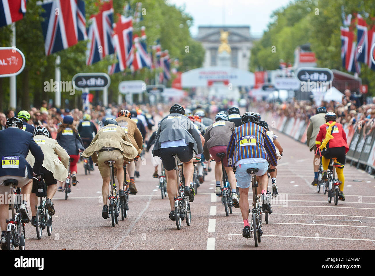 Les concurrents prennent part au 10e Championnat du Monde de Brompton bike race à St James' Park Banque D'Images