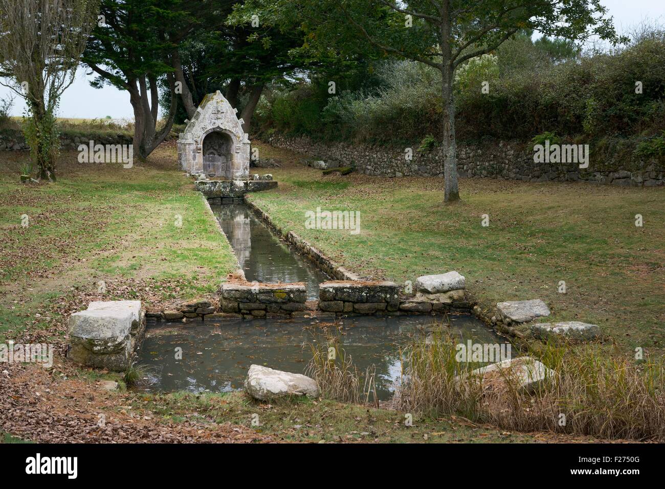 Bien sainte Fontaine de Saint Colomban en dehors de village de Saint-Columban près de Carnac, Bretagne, France. Christian Celtique médiévale Banque D'Images Bien sainte Fontaine de Saint Colomban en dehors de village de Saint-Columban près de Carnac, Bretagne, France. Christian Celtique médiévale Banque D'Images