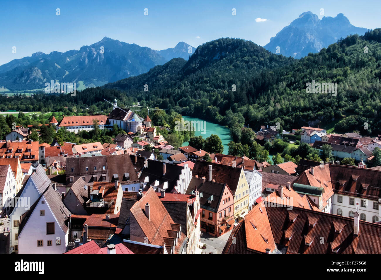 La ville de Füssen, Ostallgaü, Bavière, Allemagne - vue sur le toit de la rivière Lech Hohes Schloss vers le lac Forggensee, et les Alpes bavaroises Banque D'Images