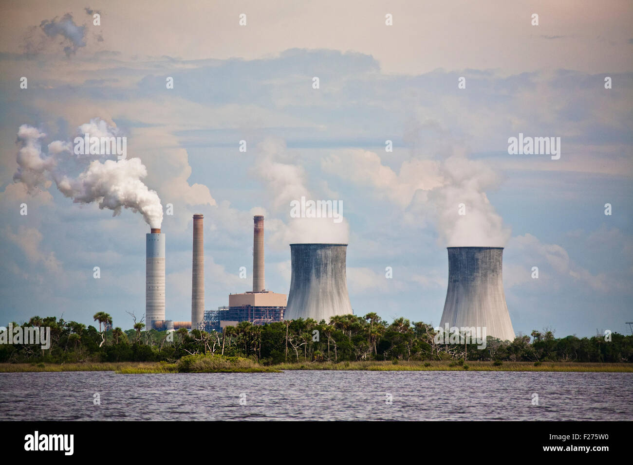 Crystal River 3 Nuclear Power Plant à Crystal River en Floride vu depuis le golfe du Mexique Banque D'Images