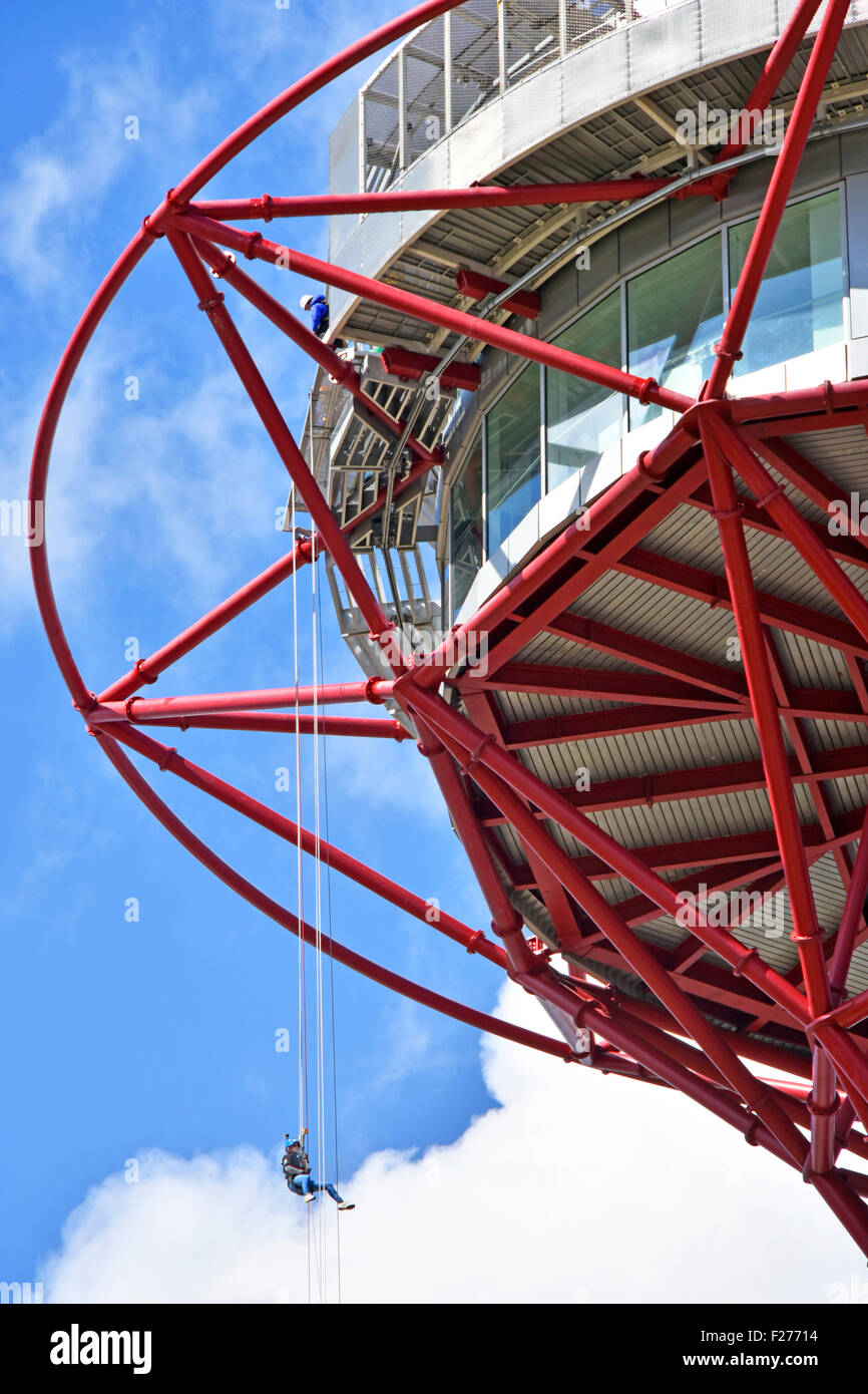 La descente en rappel de la tour de l'Orbite Orbit ArcelorMittal grande plate-forme d'observation dans le Parc Olympique Queen Elizabeth Newhan Stratford East London England UK Banque D'Images