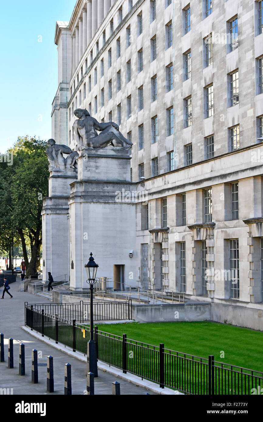 Ministère de la Défense entrée du bâtiment du gouvernement de la fonction publique et deux statues Terre et eau par Charles Wheeler Horse Guards Avenue Londres Angleterre Royaume-Uni Banque D'Images