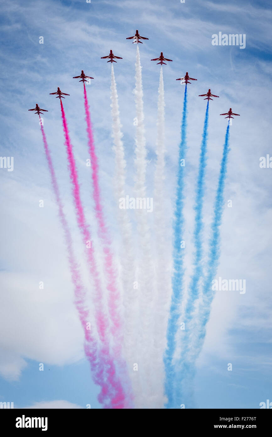 Newcastle, Royaume-Uni. 13 septembre 2015. Les flèches rouges voler sur le pont Tyne au cours de la Great North Run 2015 Crédit : Thomas Jackson/Alamy Live News Banque D'Images