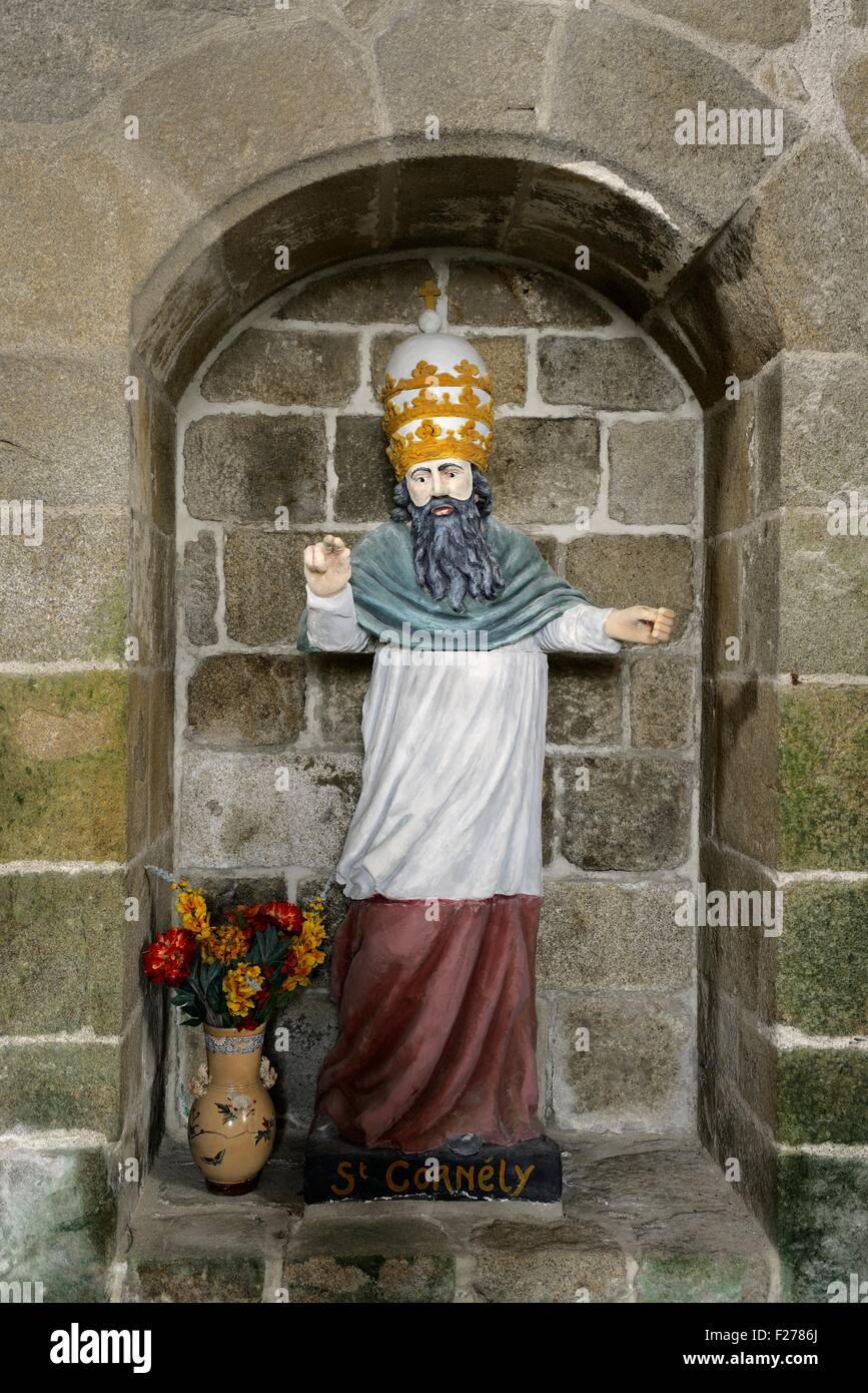 La chapelle Saint Colomban. Village de Saint-Columban, Bretagne, France. Statue de Saint Cornely, originaire de l'église de Carnac Banque D'Images