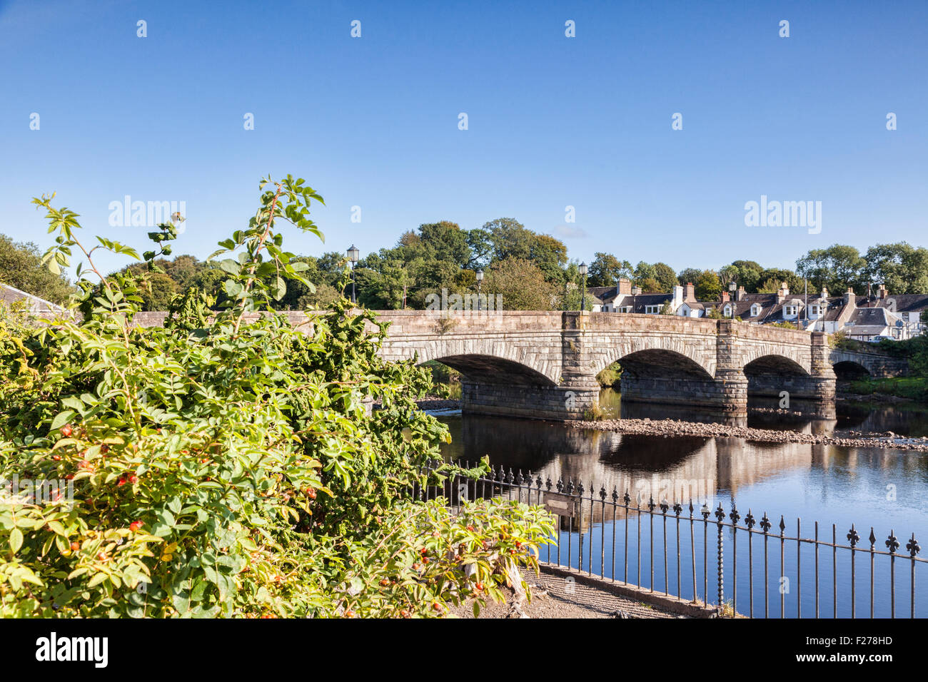 Pont sur la rivière Cree au Newton Stewart, dans la région de Machars, Dumfries et Galloway, en Écosse. Banque D'Images