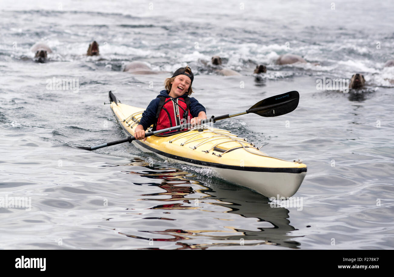 Garçon avec kayak de mer de Steller, Frederick, en Alaska. Banque D'Images