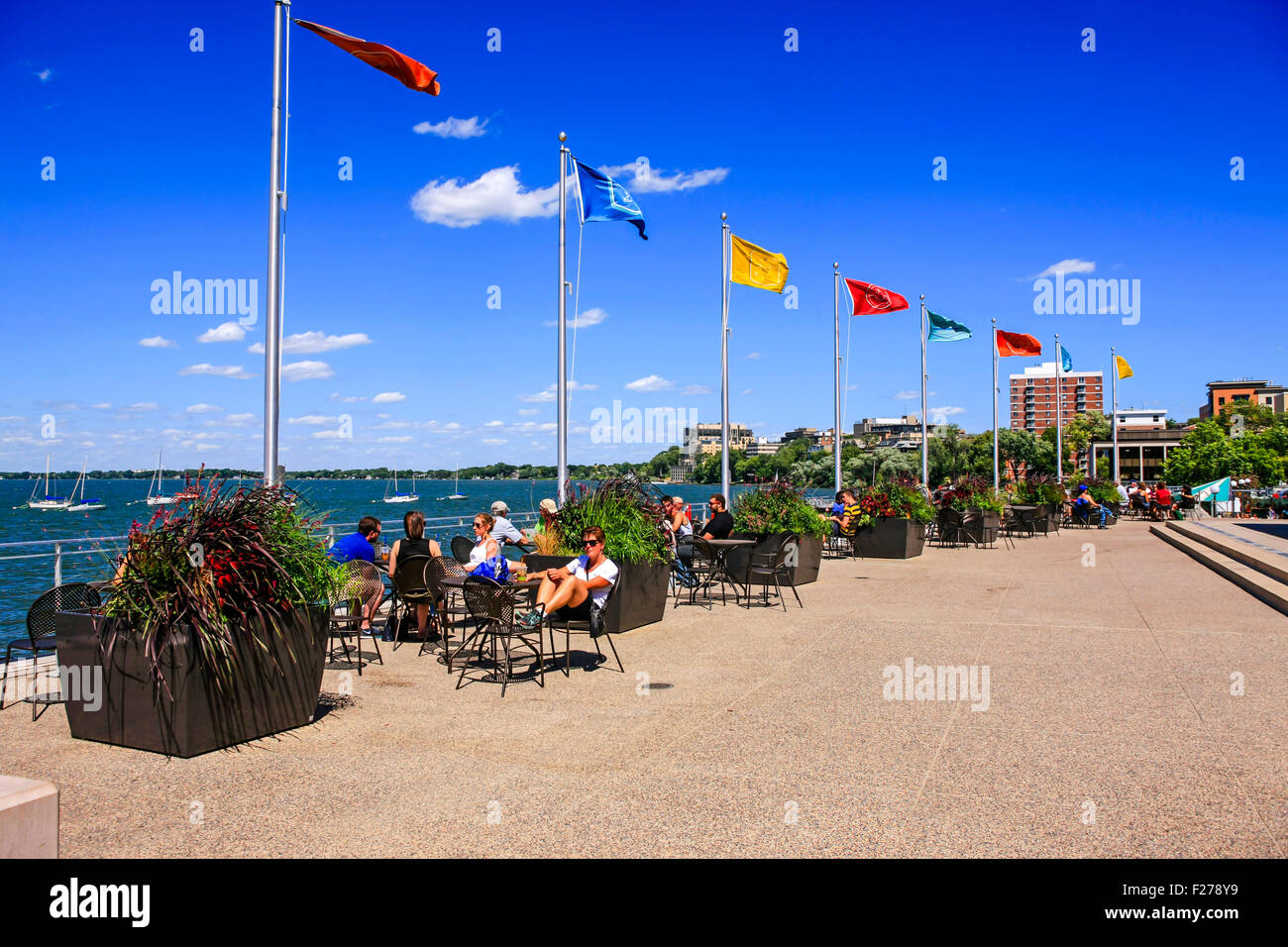 Les personnes bénéficiant de l'été sur la terrasse Memorial Union sur le bord du lac Mendota à Madison au Wisconsin Banque D'Images