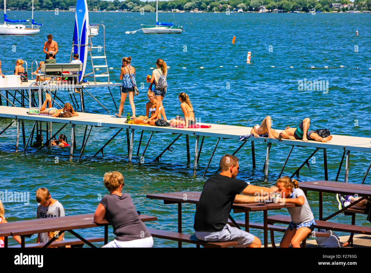 Les personnes bénéficiant de l'été à Madison Wisconsin à l'Union Memorial embarcadère du lac Mendota Banque D'Images