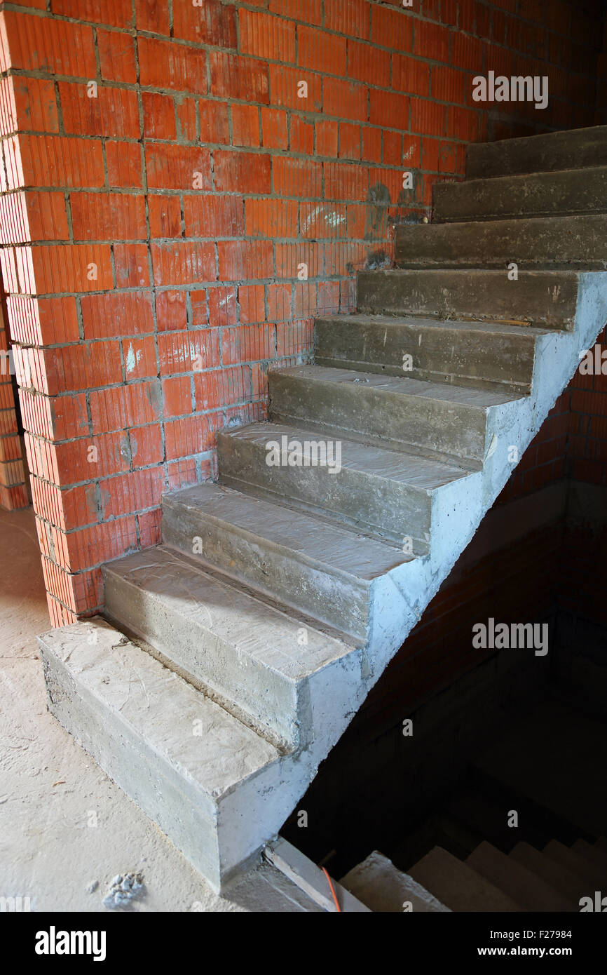 Escalier en béton dans une maison nouvellement construite Banque D'Images