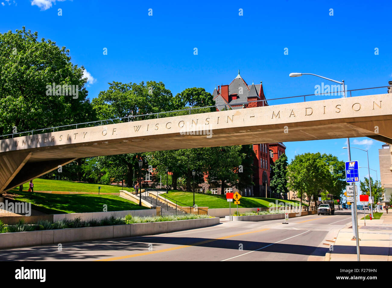 Passerelle pour piétons et accueil à l'entrée du campus de l'Université du Wisconsin à Madison Banque D'Images