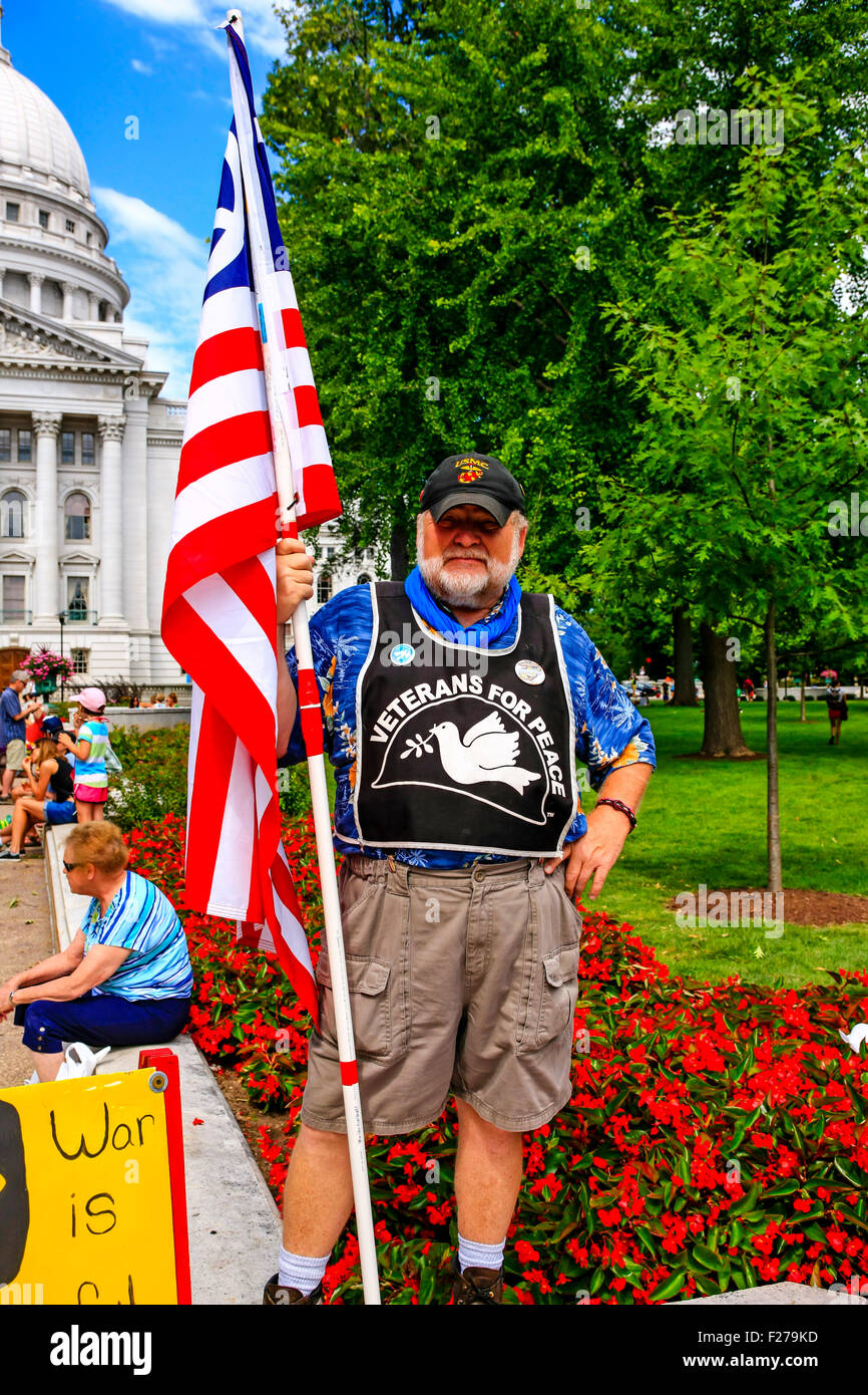 Anciens combattants masculins pour la paix à l'extérieur de la campagne mâle Wisconsin State Capitol building à Madison Banque D'Images