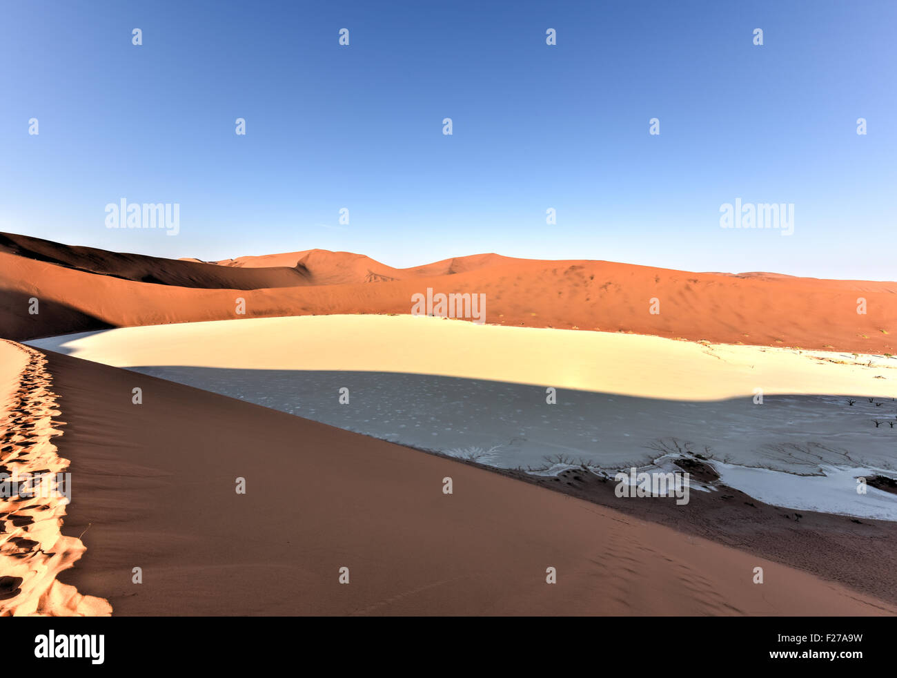 Sossusvlei (parfois écrit Sossus Vlei) est un sel et de l'argile pan entouré de hautes dunes rouges, situé dans la partie sud de Banque D'Images