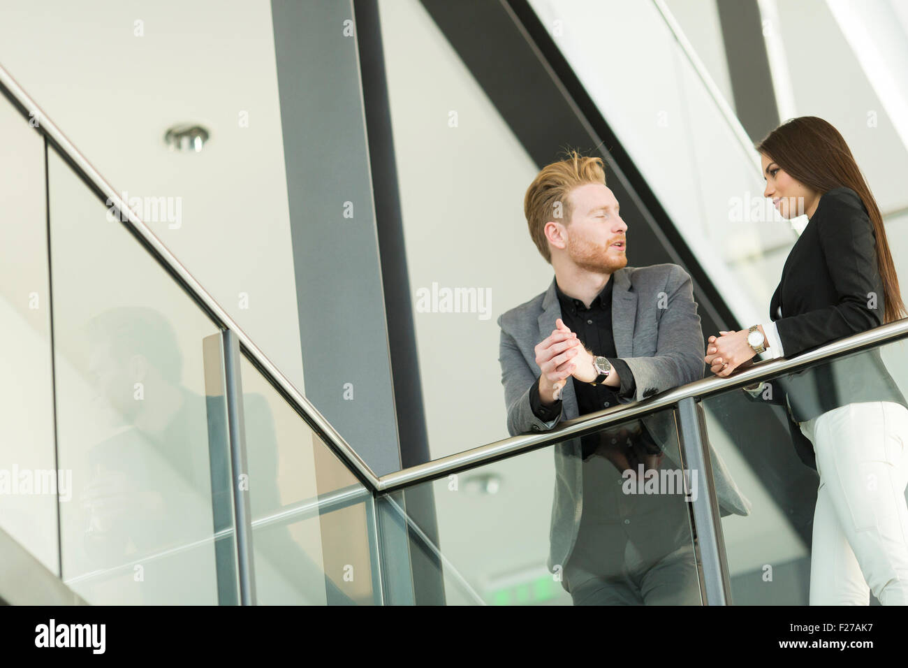 Jeune couple travaillant dans le bureau Banque D'Images