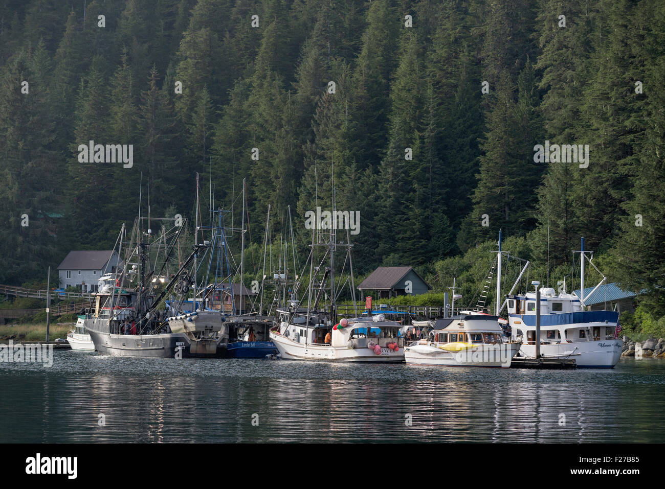 Jetée à la petite communauté de Baranof Warm Springs, Alaska. Banque D'Images